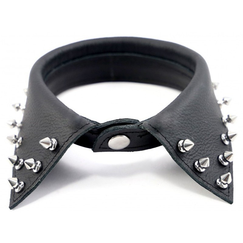 Col de chemise en cuir avec pointes