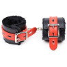 Menottes avec fourrure noires et rouges
