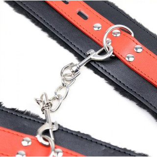 Menottes avec fourrure noires et rouges