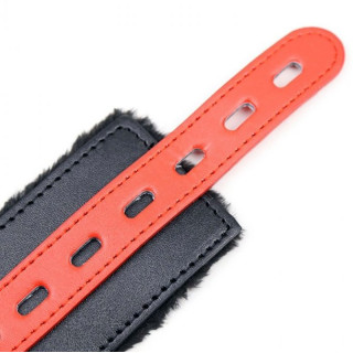 Menottes avec fourrure noires et rouges