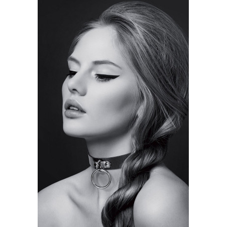 Collier noir ras de cou anneau argenté