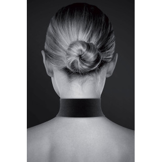 Collier noir ras de cou avec laçage de dos