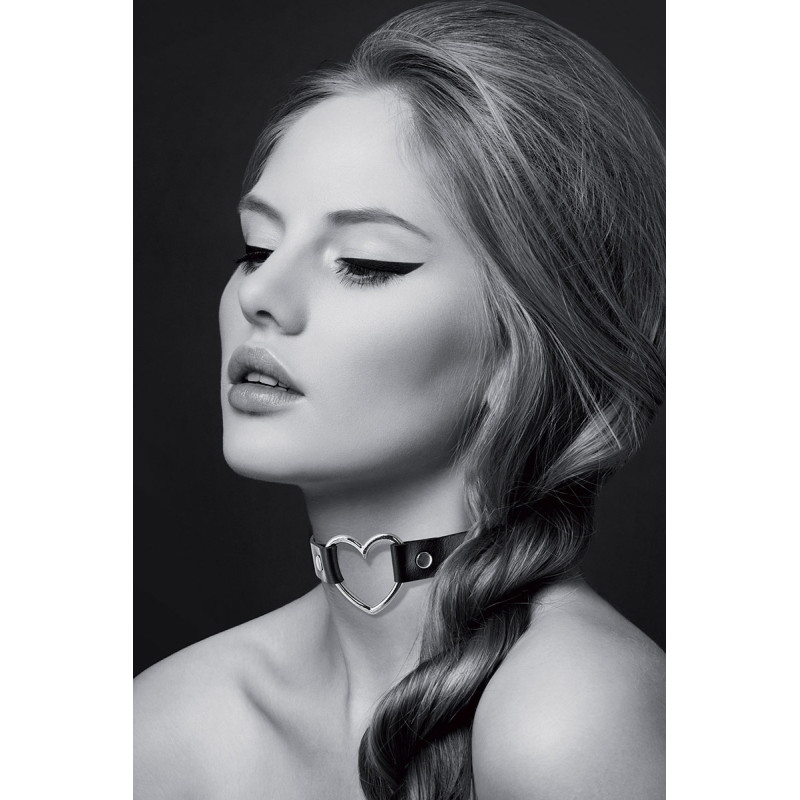 Collier noir ras de cou cœur argenté